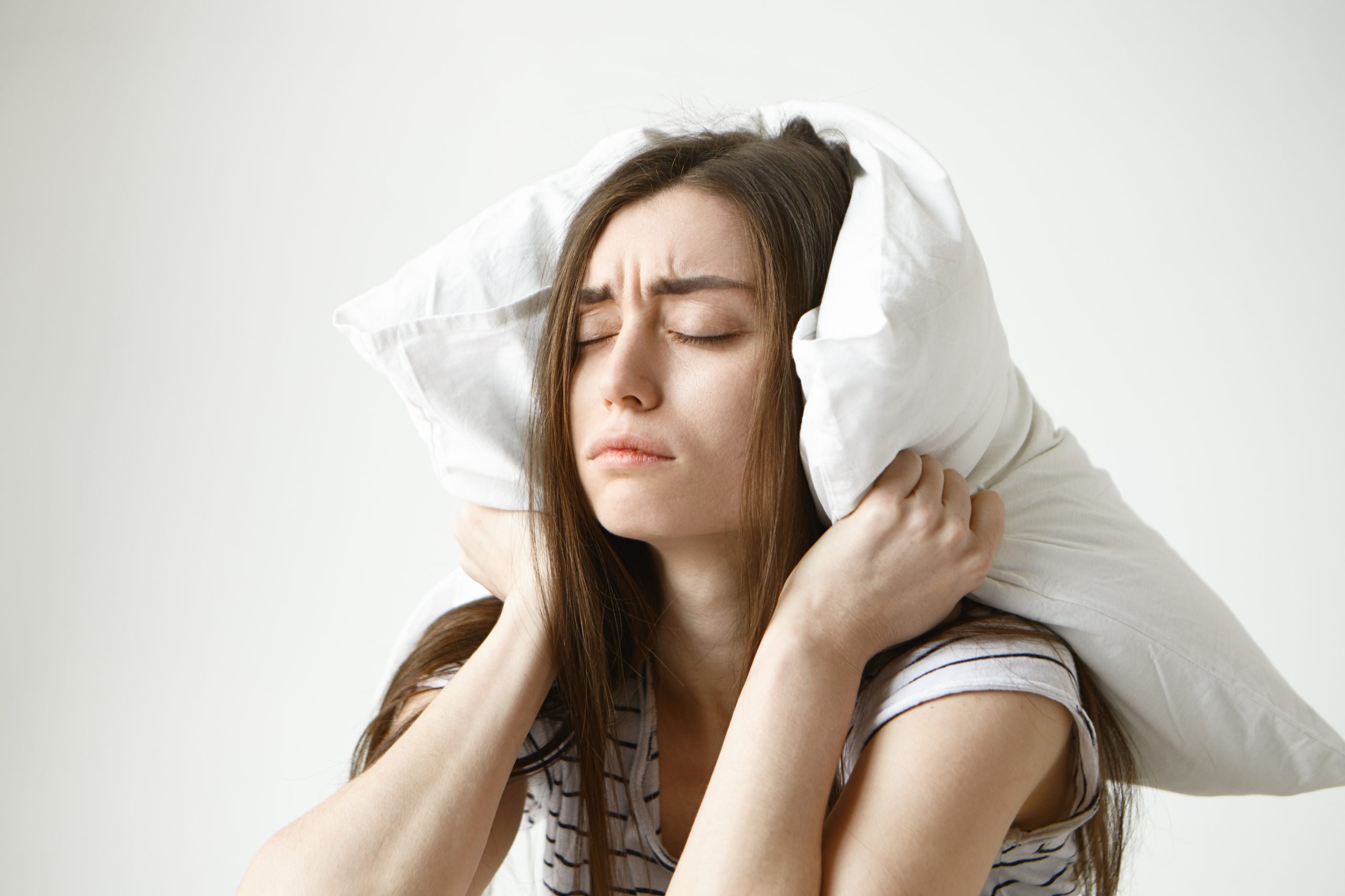 persona con dificultad para dormir por colchón incómodo